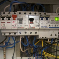 Как се различава УЗО от диференциалния автомат и кое е по-добре да се използва?