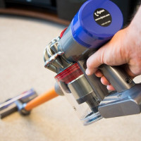 Преглед на безжичната прахосмукачка Dyson V8: безпрецедентна мощност на стика