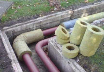 Прокарване на зимен водопровод в стоманобетонен улей Полагане на тръбите в подготвената траншея