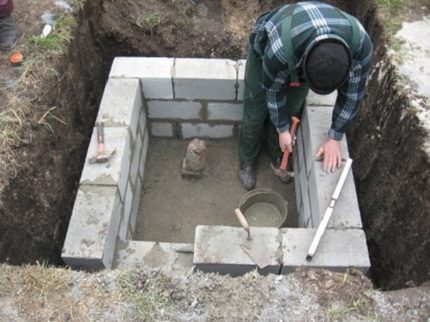 Обустройване на сондаж с шахта вместо кесон Габаритни размери на шахтата
