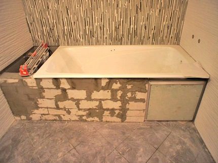 Arbeitsöffnung unter der Wanne