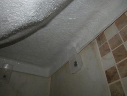 Закрепване на акрилна вана към стената при монтаж на крачета Закрепване на ваната към стената