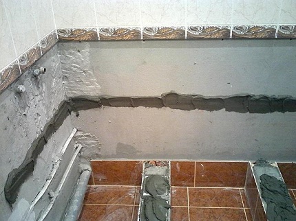 Wie wird eine Badewanne korrekt auf Ziegelsäulen installiert?
