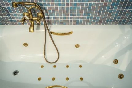 Чугунена вана с позлатени елементи