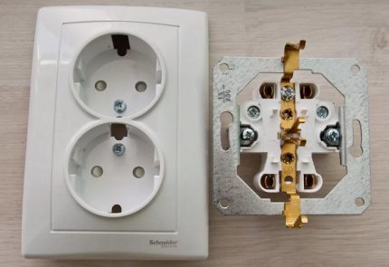 Контакт без заземяване