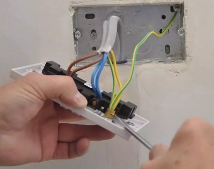 Cum să conectați o priză simplă și una dublă Conectarea prizei duble