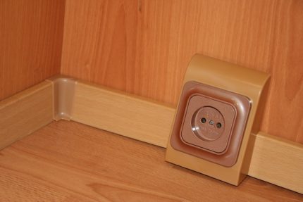 Монтаж на подконтактна кутия на перваз Подконтактна кутия за перваз