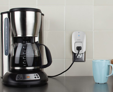 Intelligente Steckdose schaltet die Kaffeemaschine ein