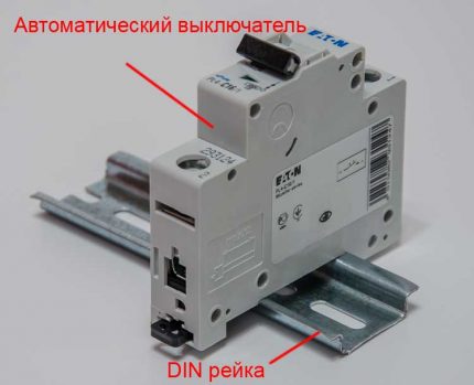 Как да инсталирате автоматичен прекъсвач с помощта на DIN-рейка Автомат на DIN-рейка