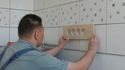 Монтаж на подрозетник в плочка Монтаж на подрозетник в плочка
