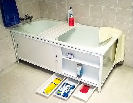 Geräumiger Unterschrank unter der Badewanne