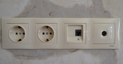 Modulare Variante von Strom- und Internetsteckdosen
