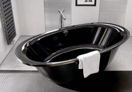 Schwarzes Becken im Innenraum
