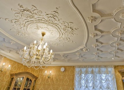 Таванна композиция с участие на розета