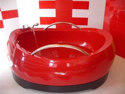 Rotes Becken für ein kontrastreiches Interieur