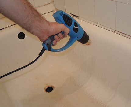 Trocknen der alten Badewanne