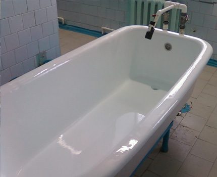 Badewanne, restauriert mit flüssigem Acryl
