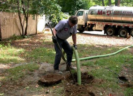 Изпомпване на отпадъчни води от изгребна яма