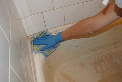 Vorbereitung der Badewanne zum Lackieren