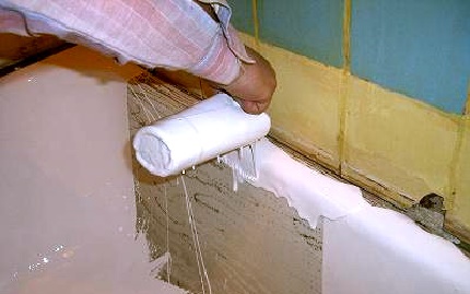 Restaurierung einer Badewanne durch Gießen von flüssigem Acryl