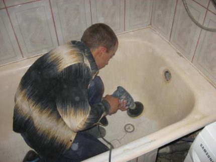 Vorbereitung der Badewanne für die Reparatur