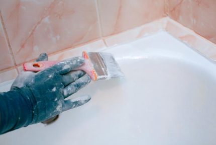 Reparatur einer Badewanne mit flüssigem Acryl