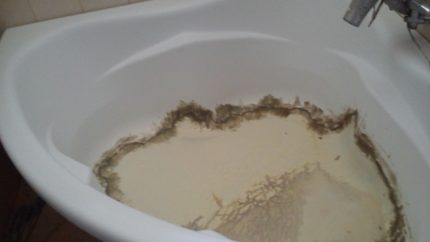 Badewanne vor der Reparatur mit Flüssigacryl