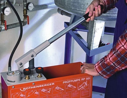Womit füllt man den Wärmeträger in die Heizungsanlage?