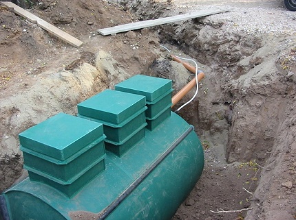 Installation und Anschluss der Klärgrube Lider Einbau in der Baugrube