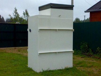Äußeres Erscheinungsbild der Klärgrube für das Ferienhaus Eko-Grand Gehäuse der Klärgrube Eko-Grand