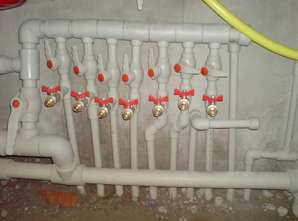 Kollektorinstallation einer Wasserleitung aus Polypropylen