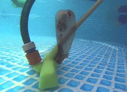 Почистване на дъното с водна прахосмукачка