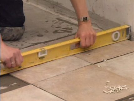 Полагане на плочки върху водни подови отопления Ниво на подовите плочки
