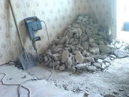 Демонтаж на стара замазка преди изграждането на топъл под под плочки Почистване на покритието преди монтажа