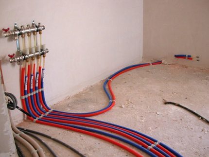 Rohrverlegung für die Wasser-Fußleistenheizung