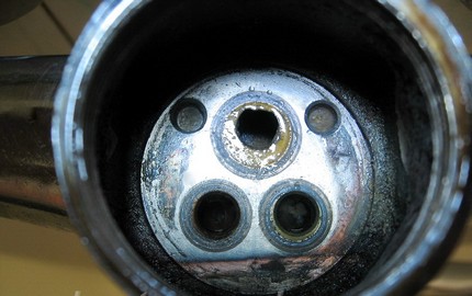 Смяна на картридж в смесител с корозия Корозия на дъното на смесителя