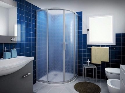 Amenajarea cabinei de duș fără bază în colț Cabină de duș compactă de colț