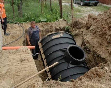Пластмасова бъчва - акумулационен резервоар за устройство на изгребна яма Изгребна яма от голяма бъчва