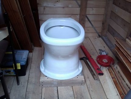 Укрепване на пода на външна тоалетна