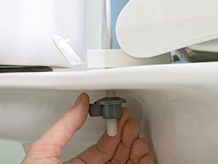Закрепване на седалката на унитаза