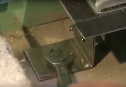 Завинтване на водоотводното корито към пода