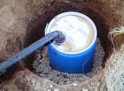 Beispiel für die Organisation des Wasserablaufs in ein Fass