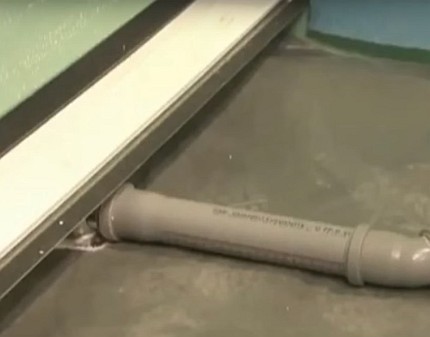 Присъединяване на улея към водоотвеждащата тръба