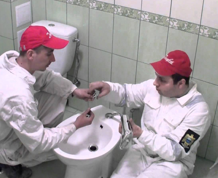 Сглобяване на смесителя за монтаж на биде. Гъвкави водопроводни връзки за вода.