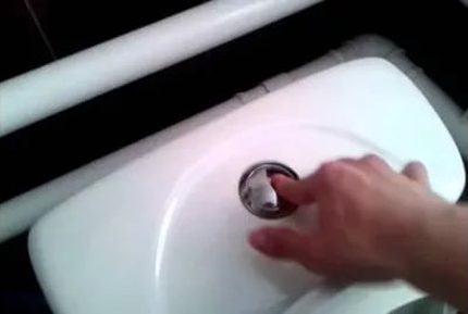 Двоен бутон на резервоара на тоалетната