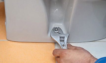 Монтаж на санитария и закрепване с болтове