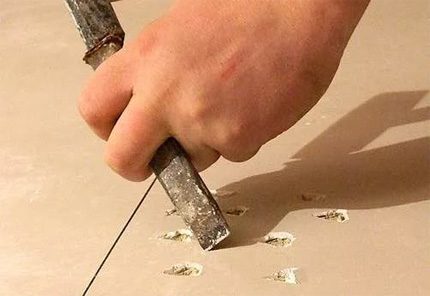 Насечки върху кафелената плочка