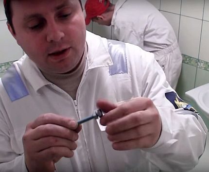 Завинтване на двойна гайка на крепежа