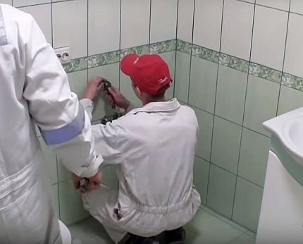 Завинтване на анкерния болт в отвора