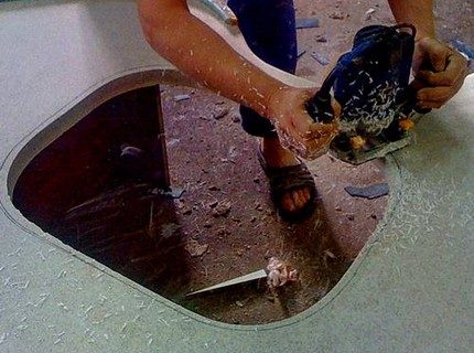 Изрязване на отвора за мивката Изрязване на отвора за мивката